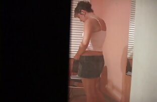 Slim bionda in calze video porno italiane gratis nere sedersi su un forte tronco di suo marito