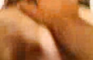 Maturo in calze con piercing video porno di mature italiane capezzolo succhia e ha sesso vaginale sul divano