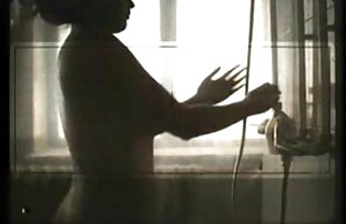 Bruna dai grossi seni in video porno italiani cazzi enormi calze si diverte con una macchina del sesso