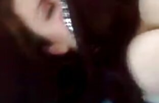Un uomo porno mature italiane video con la barba lunga accarezzando una bellezza sul balcone e sua sorella in bocca